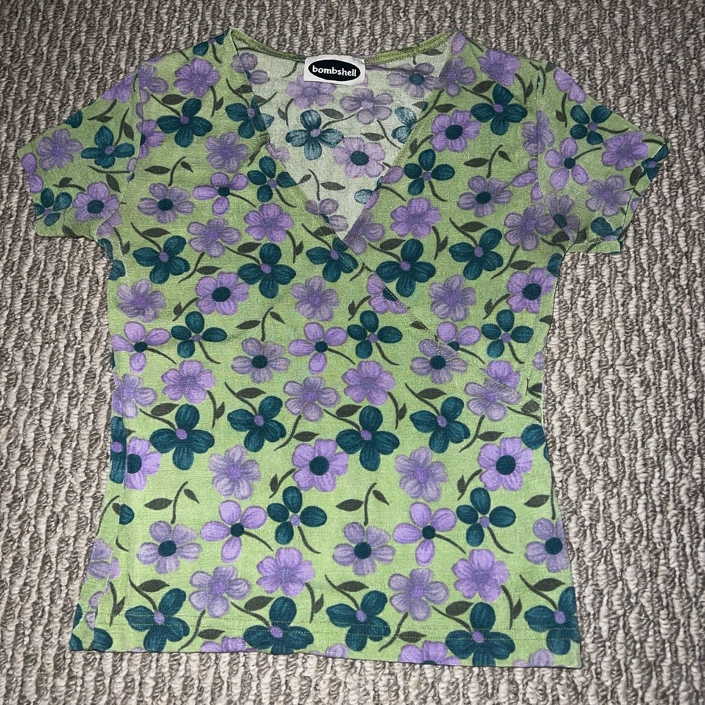 Cute vintage floral vneck shirt